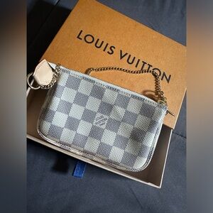 ❤️‍🔥Authentic ❤️‍🔥 Semi New/Used LV Mini Pochette in Damier Azur